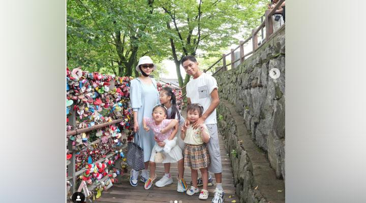 Fashion Liburan Sarwendah Bersama Keluarga di Korea, Midi Dress dan One Set