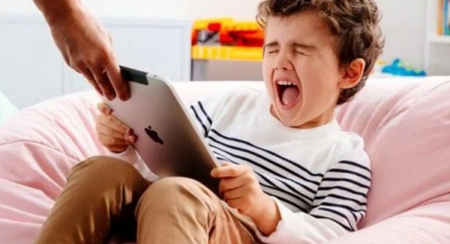 Studi Temukan Anak yang Kecanduan Gadget Mudah Tantrum dan Depresi