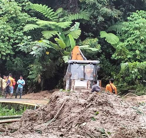 Longsor di Jalan Lintas Sumbar-Riau Dibersihkan, Dua Alat Berat Dikerahkan