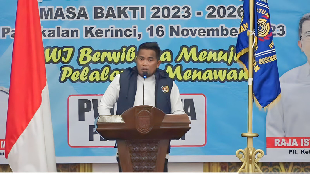 Bupati Pelalawan Pukul Gong Tanda Dibuka Konferkab VII PWI Pelalawan