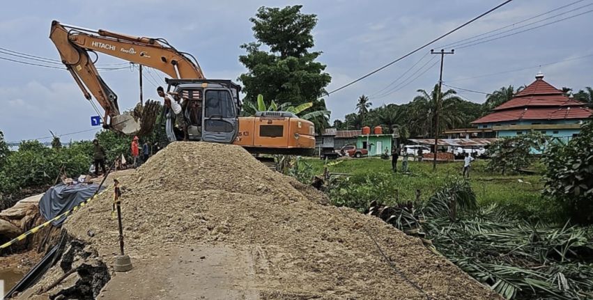 Tangani Longsor di Jalan Lintas Rengat-Tembilahan, PUPR Riau Turunkan Alat Berat dan Material