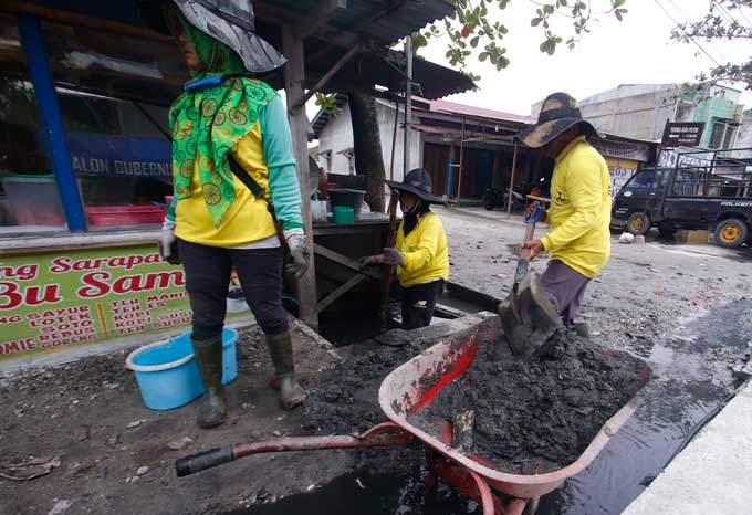 Dinas PUPR Pekanbaru Angkat Endapan Lumpur di Parit Jalan Riau