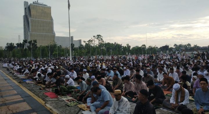 Ribuan Masyarakat Salat Idulfitri 1445 H di Kantor Gubernur Riau