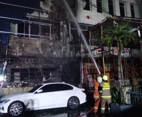 Kebakaran Melanda Hotel Benteng Pekanbaru, Empat Lantai Hangus Terbakar