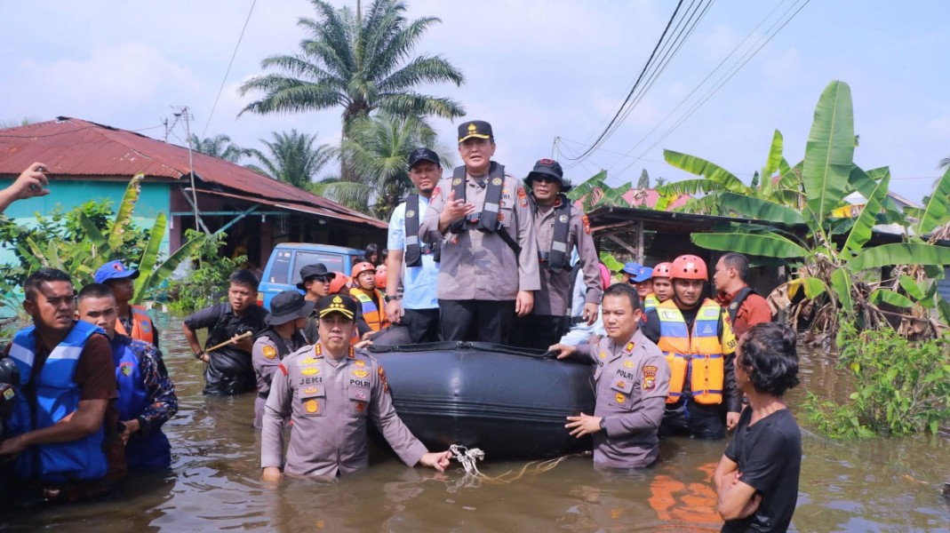 Wali Kota Pekanbaru dan Kapolda Riau Tinjau Banjir di Kecamatan Rumbai, Salurkan Bantuan bagi Pengungsi