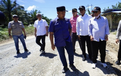 Tinjau Jalan Rusak di Rohil Akibat Truk ODOL, Gubri: Perusahaan Harus Tanggung Jawab