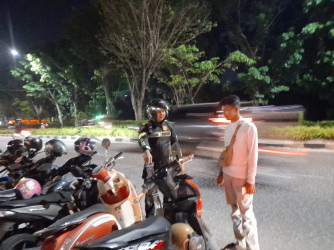 Biang Macet, Satlantas Polresta Pekanbaru Tertibkan Parkir Liar di Depan Mal SKA