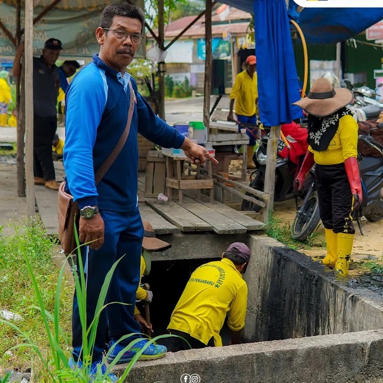 Pasukan Kuning Keruk Endapan Drainase di Jalan Soekarno Hatta