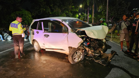 Daihatsu Xenia Hantam Median Jalan Sudirman Usai Senggolan dengan Toyota Rush