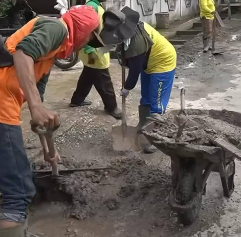 Antisipasi Genangan Air, Dinas PUPR Pekanbaru Bersihkan Drainase di Jalan Harapan Rumbai
