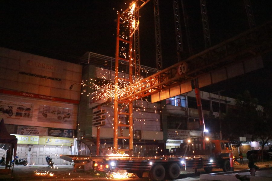 Satgas Pengamanan Aset Pekanbaru Bongkar Bando Reklame di Jalan Riau