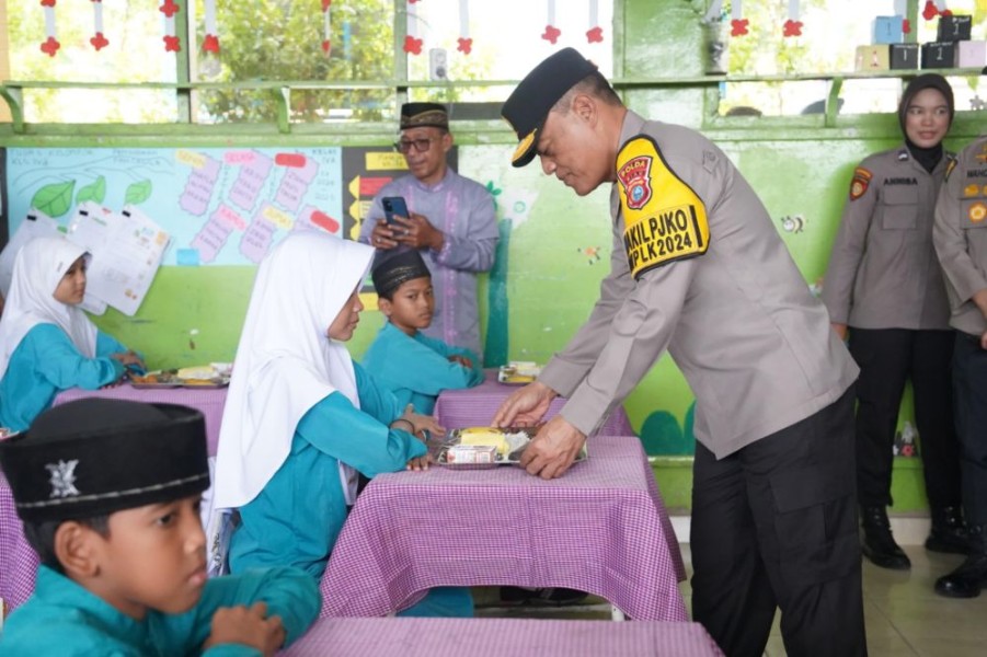 Wakapolda Riau Berikan Makanan Bergizi Gratis untuk Anak-anak di Pekanbaru