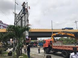 Pemko Pekanbaru Lanjutkan Penertiban Tiang Reklame Ilegal di Jalan Sudirman, Bagian dari Instruksi Presiden