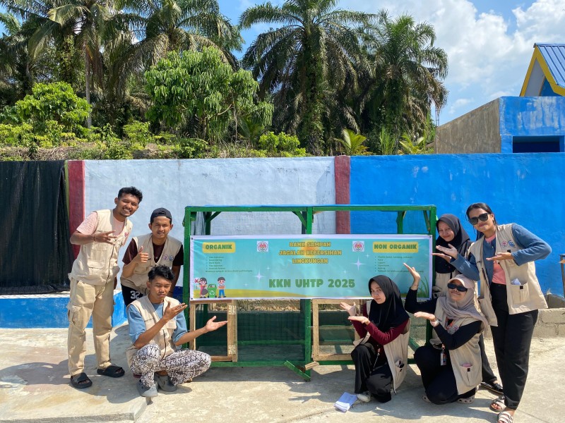 Mahasiswa KKN UHTP Serahkan Bank Sampah, Dorong Masyarakat Desa Lebih Peduli Lingkungan