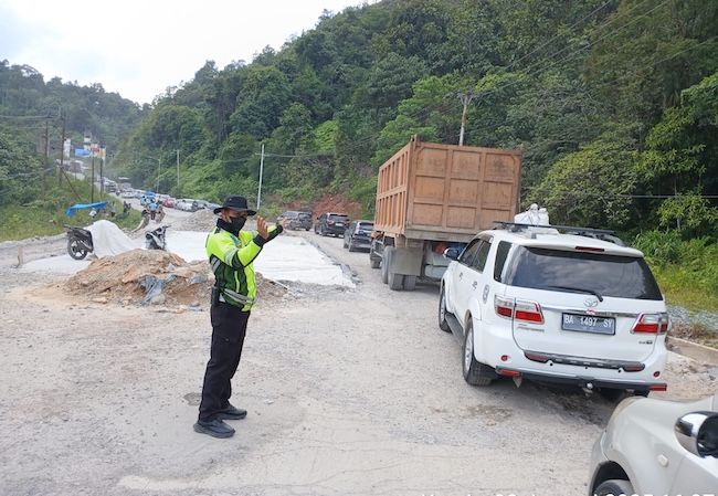 Kemacetan Parah di Jalur Riau-Sumbar, Satlantas Polres Kampar Bantu Pengaturan Lalu Lintas