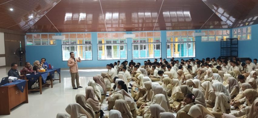 Ketua Dewan Pendidikan Riau Beri Wawasan Pemilihan Perguruan Tinggi di SMAN 10 Pekanbaru