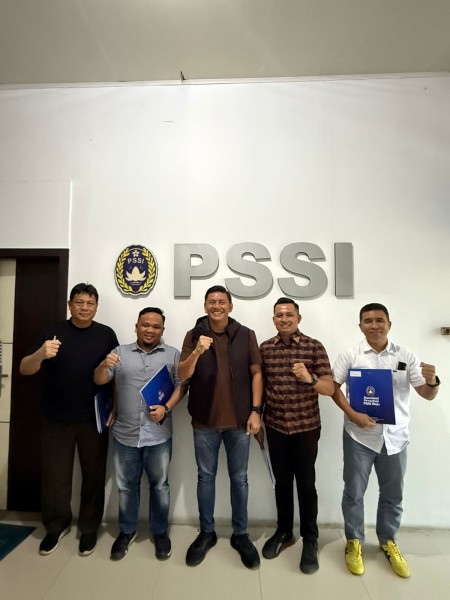 Ketua Asprov PSSI Riau Serahkan SK Penunjukan Ketua Askab PSSI Kabupaten