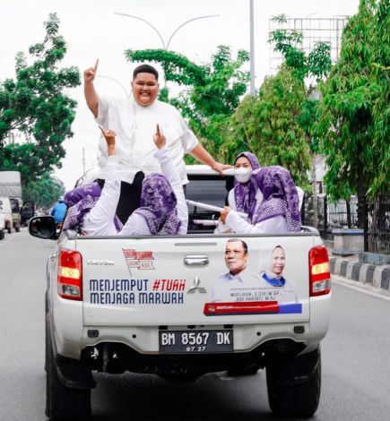 Jumat Berkah, Relawan Muflihun-Ade Hartati Bagikan Nasi Bungkus dan Teh Es