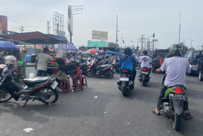 Warga Keluhkan Parkir dan Lapak di Bahu Jalan Pasar Pagi Arengka