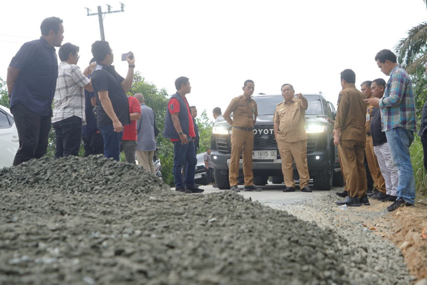 Plt Gubri Instruksikan PUPR Riau Lakukan Perbaikan Jalan Berlubang di Siak