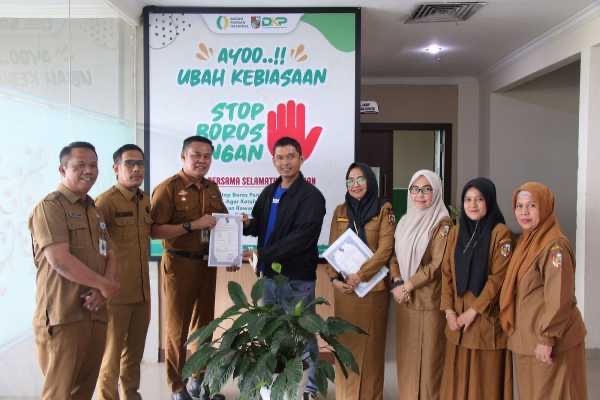 DKP Pekanbaru Serahkan Sertifikat PSAT-PDUK kepada Petani Sayur Organik