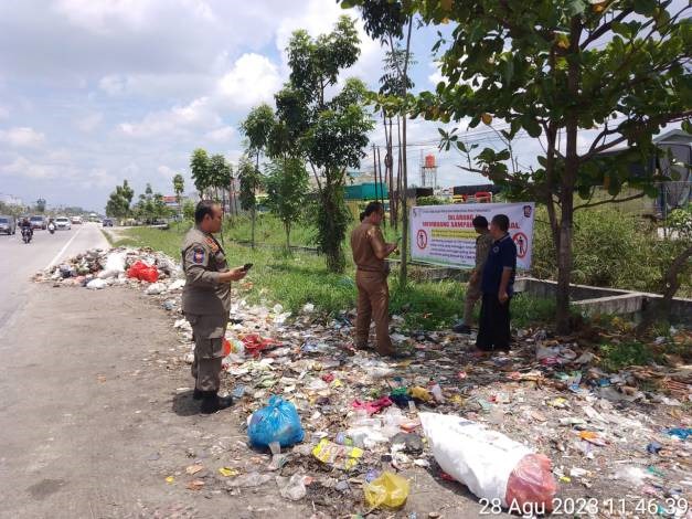 DLHK Pekanbaru Beri Peringatan Keras pada Pengangkut Sampah yang Buang Sampah di TPS Ilegal