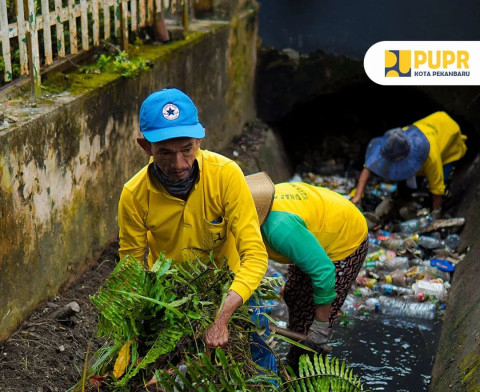 Dinas PUPR Pekanbaru Bersihkan Drainase Jalan Cut Nyak Dien dari Sumbatan Sampah