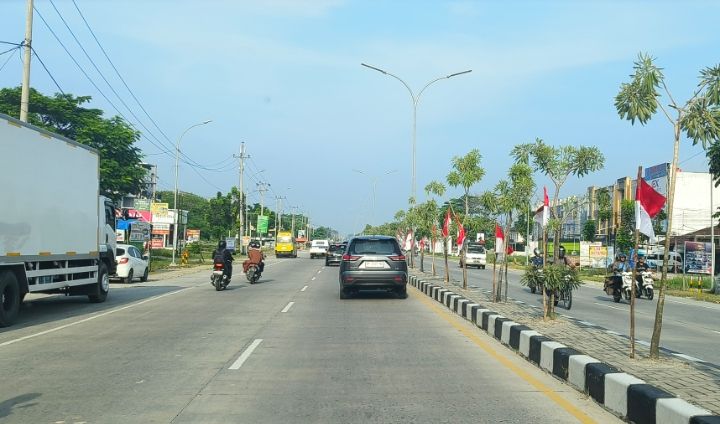 Sambut Kedatangan Presiden, Sepanjang Jalan Soebrantas Pekanbaru Dipasang Bendera