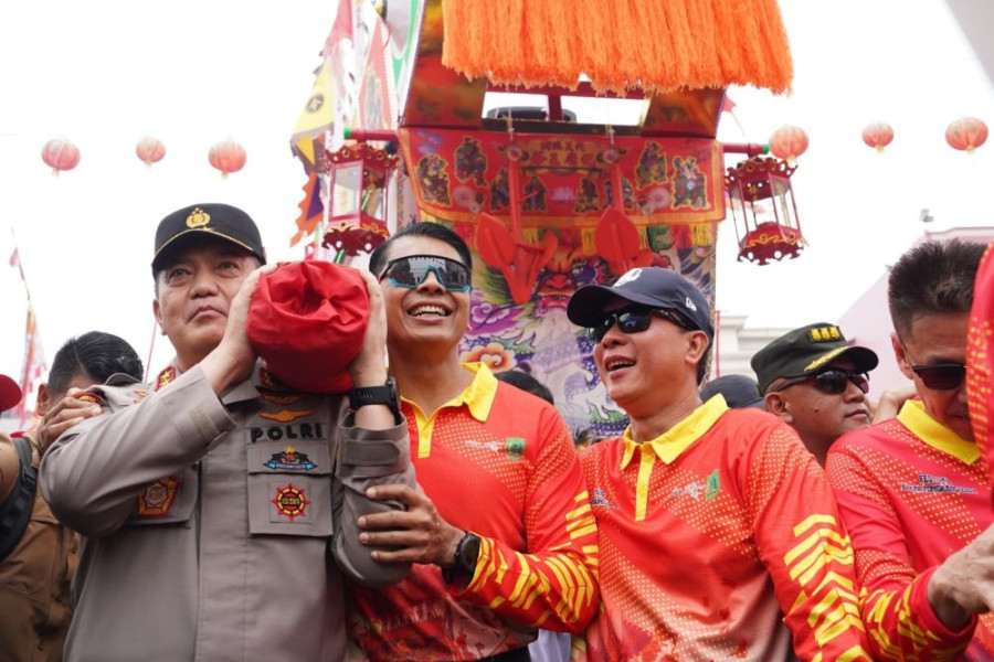 Momen Kapolda Riau Ikut Gotong Replika Tongkang di Bagansiapiapi Rohil