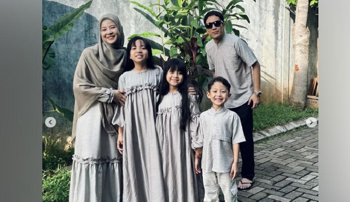 Netizen Komentari Baju Desta di Foto Lebaran Tahun ini dengan Natasha Rizky dan Anaknya