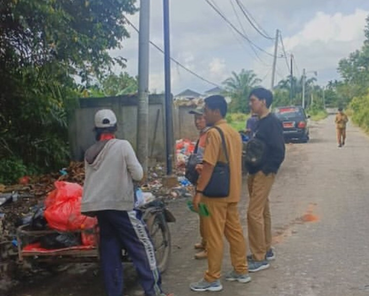 Tim Gakkum DLHK Berikan Peringatan Kepada Warga yang Buang Sampah Diluar Jam yg di Tentukan