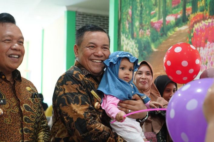 Gerak Cepat Cegah Stunting, Pj Gubri Serahkan Bantuan Susu untuk Bayi dan Ibu Hamil