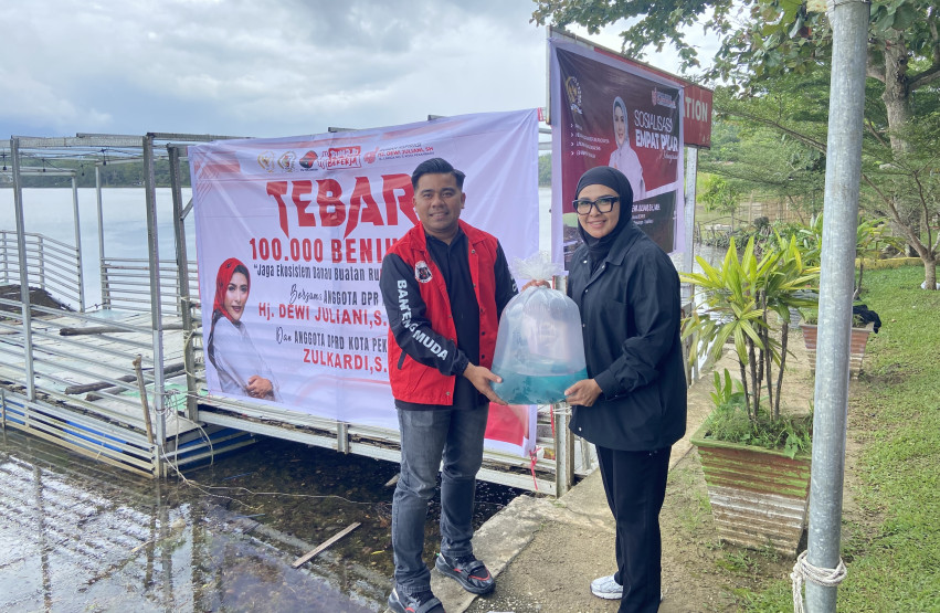 Dewi Juliani dan Zulkardi Tebar 100 Ribu Bibit Ikan di Danau Buatan Rumbai