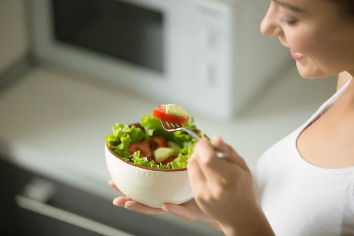 6 Kebiasaan Makan Malam Sehat Ini Bisa Kelola Gula Darah dan Mengontrol Berat Badan