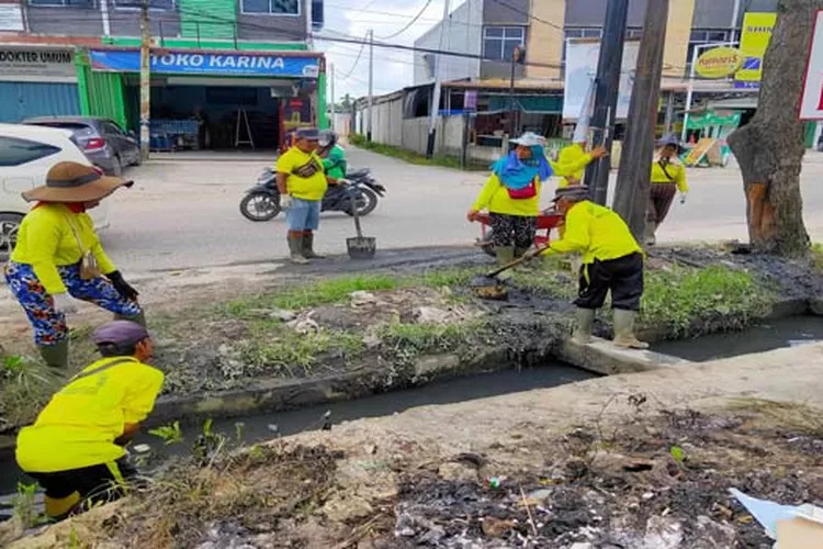 Pasukan Kuning PUPR Pekanbaru Bersihkan Drainase Jalan Tuanku Tambusai