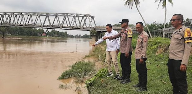 Waspada Banjir, Polsek Pangean Pantau Rutin Kondisi Sungai Kuantan