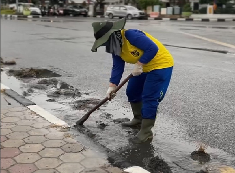 Pasukan Kuning PUPR Pekanbaru Lakukan Pembersihan Sepanjang Jalan Diponegoro