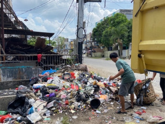 Empat Hari Terbengkalai, Sampah di Jalan Lili Akhirnya Diangkut Petugas