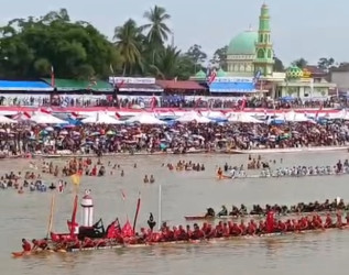 Sejumlah Jalur Unggulan Kalah di Hari Pertama Festival Pacu Jalur Kuansing 2025