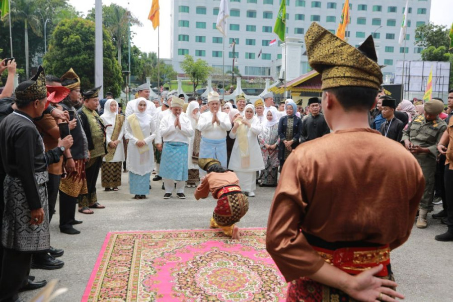 Gubernur dan Wagub Riau Tiba di Pekanbaru, Disambut Prosesi Adat Melayu