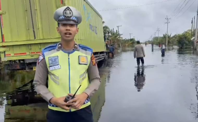 Belum Aman bagi Kendaraan Kecil Jalan Lintas Timur di Pelalawan Masih Tergenang Banjir,