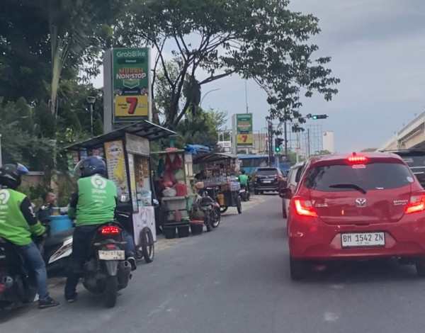 PKL di Sisi Mal SKA Pekanbaru Kembali Dikeluhkan Pengendara