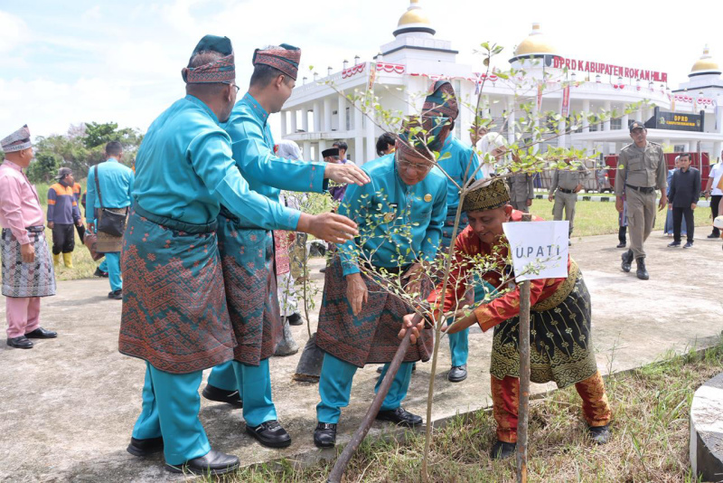 Kapolres Rohil & Bupati Tanam Pohon Bersama FKPD: Wujudkan Program Kapolda Riau Green Policing di HUT Rohil ke-26