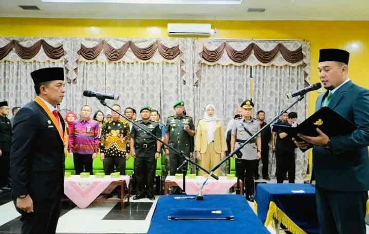 Bupati Inhu Lantik Zulfahmi Adrian sebagai Sekda