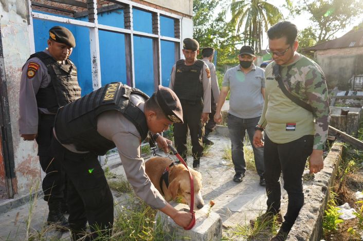 Polda Riau Obrak-Obrik Kampung Narkoba, Amankan 7 Pecandu dan Sabu Palsu