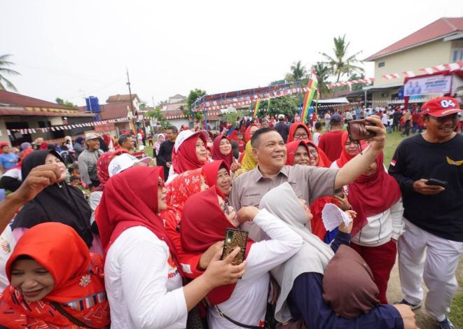 Meriahkan HUT ke-79 RI, Sekdaprov Riau Jalan Santai bersama Ratusan Warga di Pekanbaru