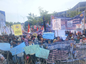 Ribuan Warga Demo di Depan Kantor Gubernur Riau Tolak Relokasi dari TNTN, Hindari Jalan Sudirman Pekanbaru