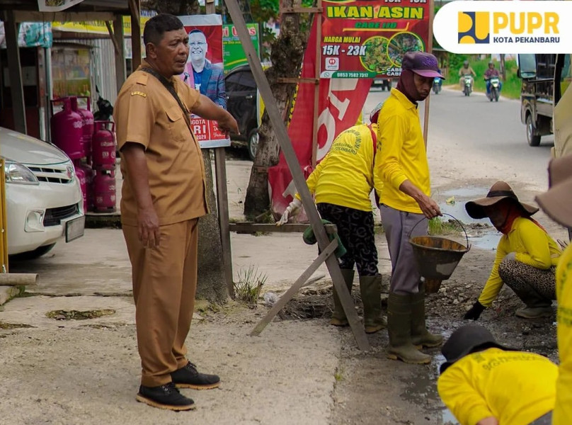 Pasukan Kuning Gencar Cegah Banjir Akibat Drainase Tersumbat di Jalan Dharma Bakti