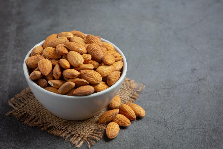 Makan Kacang Almond Dengan atau Tanpa Kulit, Mana Lebih Baik?