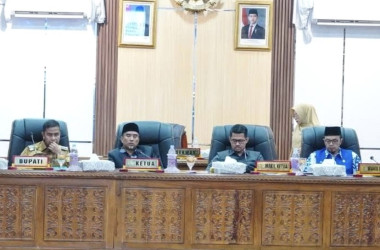 Pengesahan APBD Kampar 2026 Terancam Gagal, Interupsi DPRD Ingatkan Bupati Ahmad Yuzar